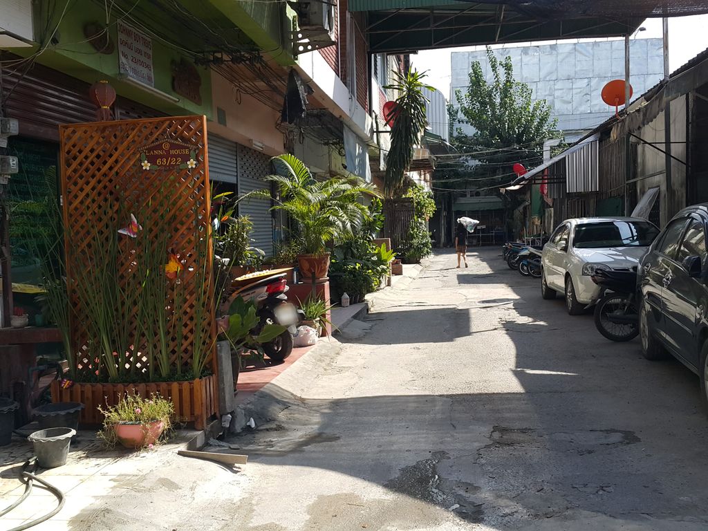 ภาพถนนตรงที่ เซ้ง กิจการโฮสเทล ติดถนนคูเมืองด้านใน เมืองเชียงใหม่ ตั้งอยู่ ถ่ายโดย jrcarlsen พ.ศ. 2558 (2015) · A street-level view of where เซ้ง กิจการโฮสเทล ติดถนนคูเมืองด้านใน เมืองเชียงใหม่ · Seng Kitkanhotthen Tit Thanon Khumueang Dannai Mueang Chiang Mai stands, by jrcarlsen in 2558 (2015)