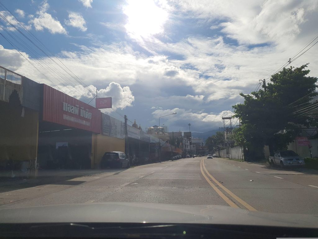 ภาพถนนตรงที่ เชียงยืนคาร์เซ็นเตอร์ ตั้งอยู่ ถ่ายโดย jrcarlsen พ.ศ. 2566 (2023) · A street-level view of where เชียงยืนคาร์เซ็นเตอร์ · Chiangyuen Car Center stands, by jrcarlsen in 2566 (2023)