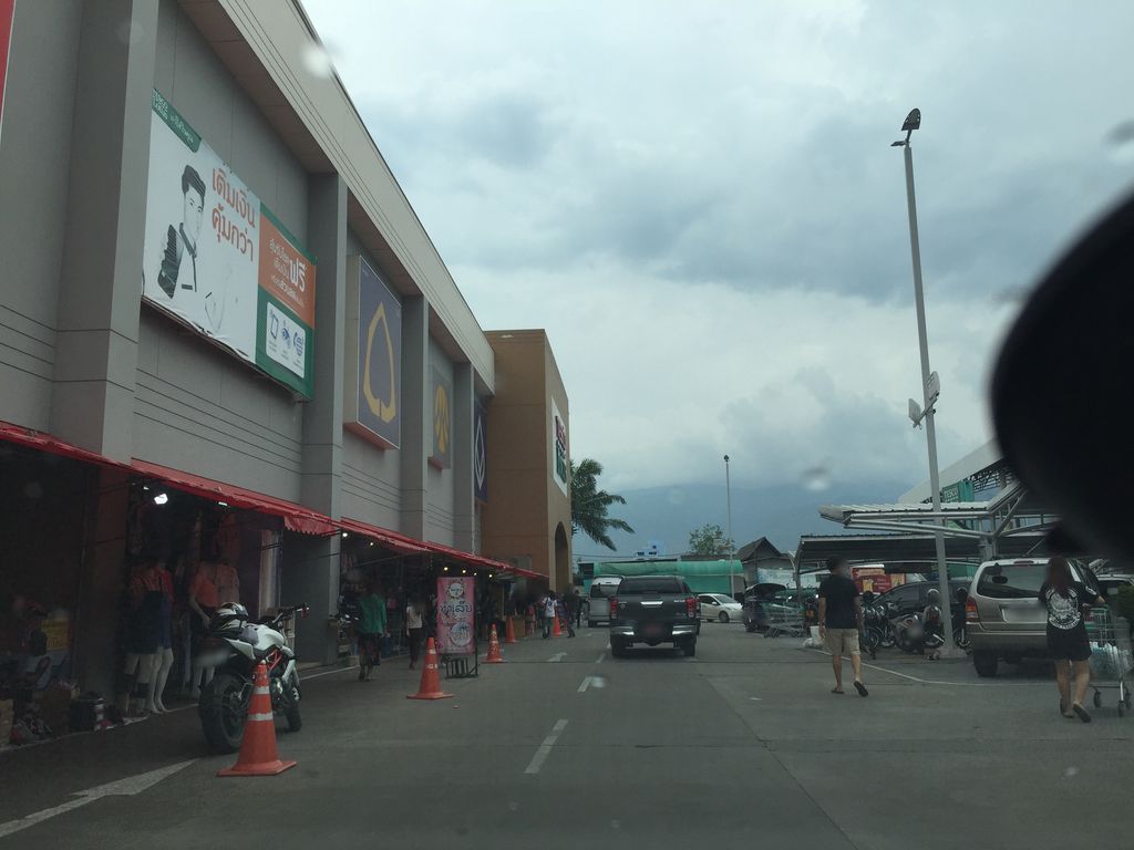 ภาพถนนตรงที่ Lotus's | Chiang Mai ตั้งอยู่ ถ่ายโดย kyoko พ.ศ. 2561 (2018) · A street-level view of where Lotus's | Chiang Mai stands, by kyoko in 2561 (2018)
