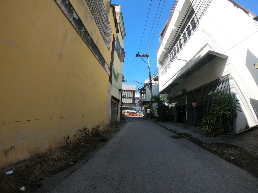 ภาพถนนตรงที่ Dot.tattoo Studio ตั้งอยู่ ถ่ายโดย chanuwath_grab พ.ศ. 2562 (2019) · A street-level view of where Dot.tattoo Studio stands, by chanuwath_grab in 2562 (2019)