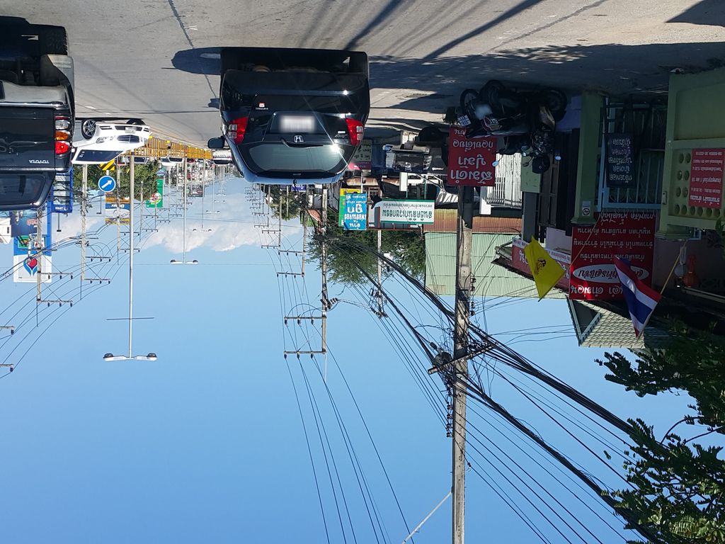 ภาพถนนตรงที่ CNX Haircutz ตั้งอยู่ ถ่ายโดย jrcarlsen พ.ศ. 2558 (2015) · A street-level view of where CNX Haircutz stands, by jrcarlsen in 2558 (2015)
