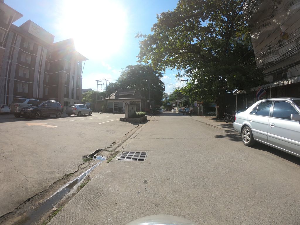 ภาพถนนตรงที่ Two Of Us at Chiangmai ตั้งอยู่ ถ่ายโดย chanuwath_grab พ.ศ. 2562 (2019) · A street-level view of where Two Of Us at Chiangmai stands, by chanuwath_grab in 2562 (2019)