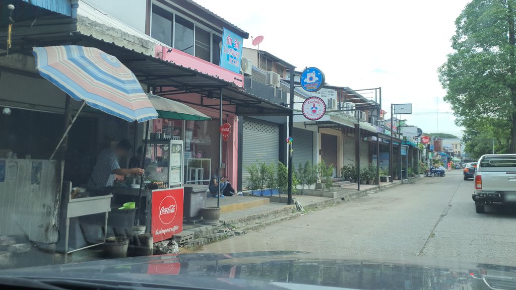 ภาพถนนตรงที่ ตำหนักเพลงไทย-Thai Heritage ตั้งอยู่ ถ่ายโดย jrcarlsen พ.ศ. 2564 (2021) · A street-level view of where ตำหนักเพลงไทย-Thai Heritage stands, by jrcarlsen in 2564 (2021)