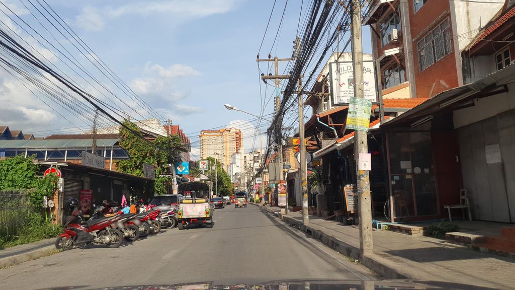 ภาพถนนตรงที่ Golden Bell Travel :Trekking &Tour in  chiangmai ตั้งอยู่ ถ่ายโดย jrcarlsen พ.ศ. 2565 (2022) · A street-level view of where Golden Bell Travel :Trekking &Tour in  chiangmai stands, by jrcarlsen in 2565 (2022)