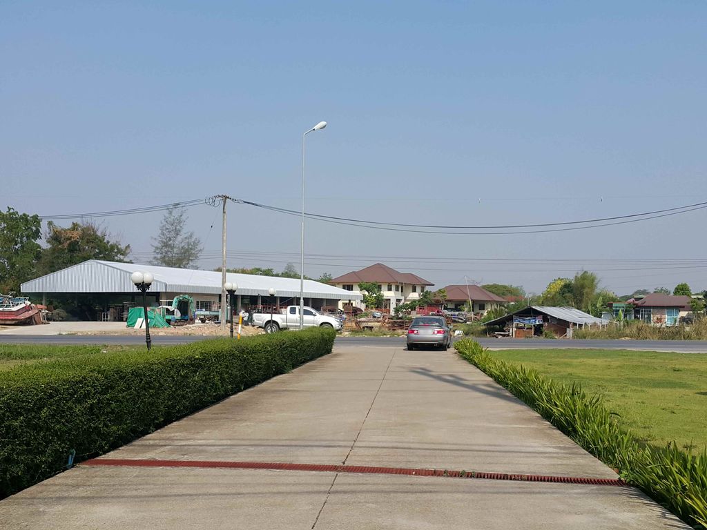 ภาพถนนตรงที่ CC Villa House Chiangmai ตั้งอยู่ ถ่ายโดย jrcarlsen พ.ศ. 2558 (2015) · A street-level view of where CC Villa House Chiangmai stands, by jrcarlsen in 2558 (2015)