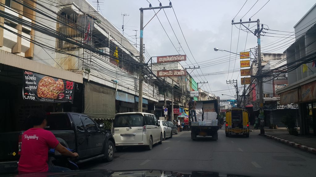 ภาพถนนตรงที่ ร้านที่นอนพรชัย ตั้งอยู่ ถ่ายโดย jrcarlsen พ.ศ. 2559 (2016) · A street-level view of where ร้านที่นอนพรชัย · Ran Thi Non Phrachai stands, by jrcarlsen in 2559 (2016)
