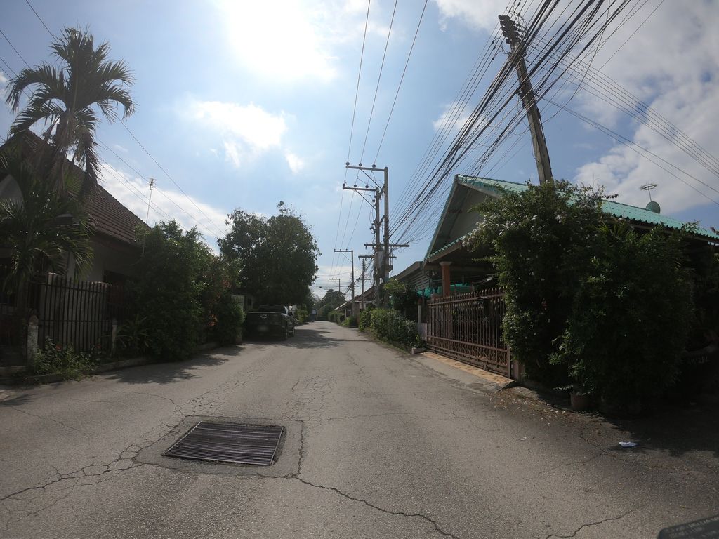 ภาพถนนตรงที่ Chiangmai Heritage Company : Fine August ตั้งอยู่ ถ่ายโดย chanuwath_grab พ.ศ. 2562 (2019) · A street-level view of where Chiangmai Heritage Company : Fine August stands, by chanuwath_grab in 2562 (2019)