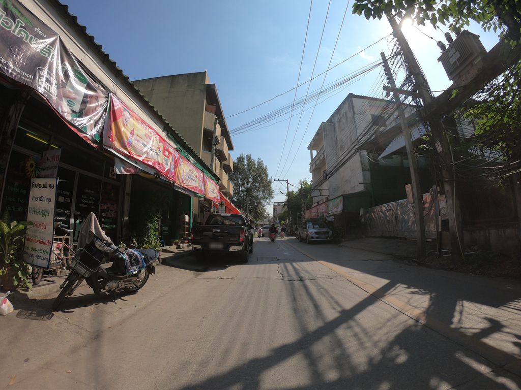 ภาพถนนตรงที่ กาแฟชวนชง Chuanchong.coffee ตั้งอยู่ ถ่ายโดย chanuwath_grab พ.ศ. 2562 (2019) · A street-level view of where กาแฟชวนชง Chuanchong.coffee stands, by chanuwath_grab in 2562 (2019)