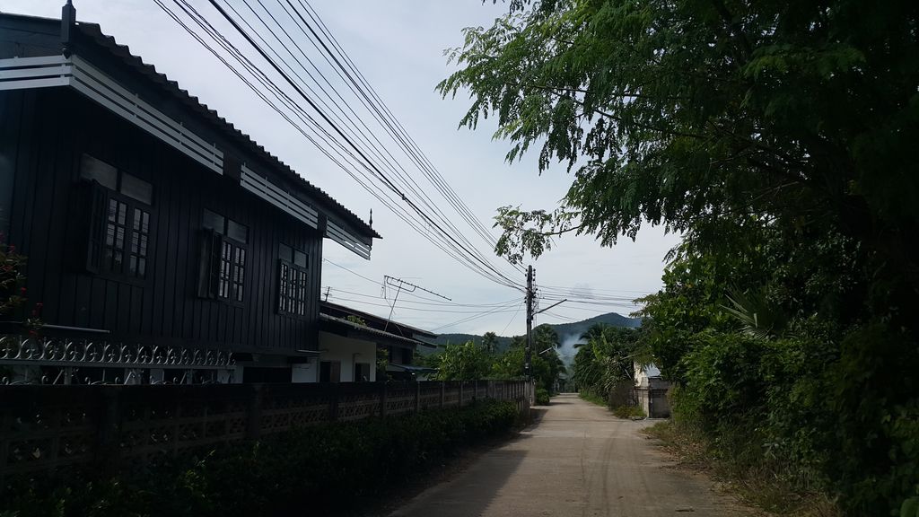 ภาพถนนตรงที่ ช่างไห่มอเตอร์ไบค์ ตั้งอยู่ ถ่ายโดย jrcarlsen พ.ศ. 2559 (2016) · A street-level view of where ช่างไห่มอเตอร์ไบค์ · Chang Hai Motorbike stands, by jrcarlsen in 2559 (2016)