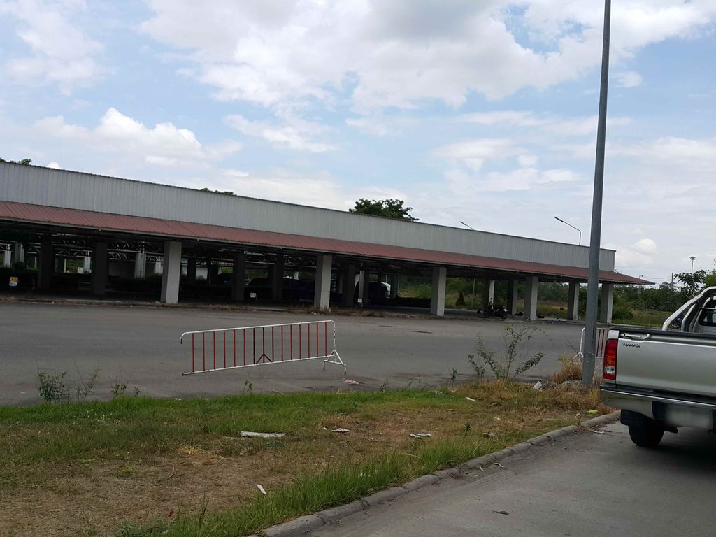 ภาพถนนตรงที่ Terra Clinic ตั้งอยู่ ถ่ายโดย jrcarlsen พ.ศ. 2558 (2015) · A street-level view of where Terra Clinic stands, by jrcarlsen in 2558 (2015)