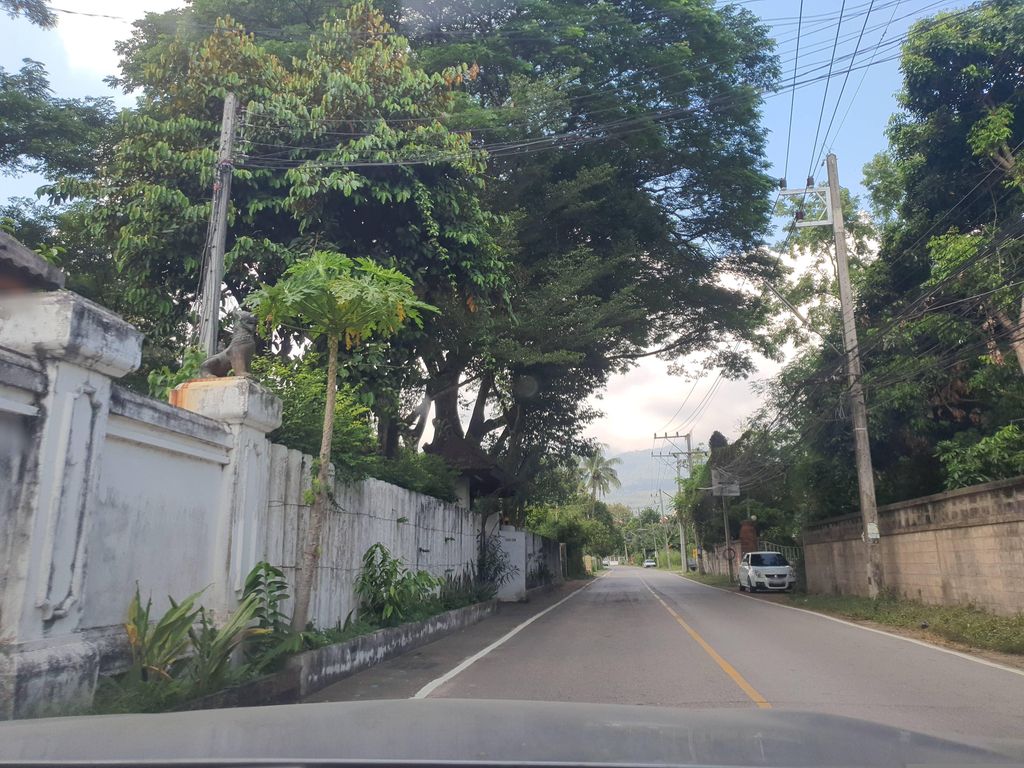 ภาพถนนตรงที่ Goodneighbor Cafe ตั้งอยู่ ถ่ายโดย jrcarlsen พ.ศ. 2566 (2023) · A street-level view of where Goodneighbor Cafe stands, by jrcarlsen in 2566 (2023)