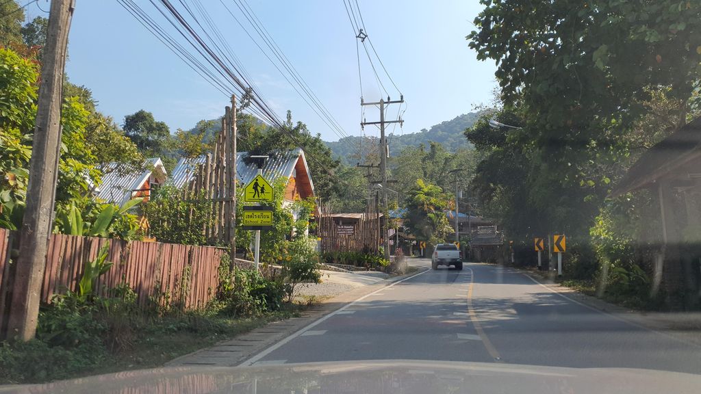 ภาพถนนตรงที่ TA-IN Homestay ตั้งอยู่ ถ่ายโดย jrcarlsen พ.ศ. 2565 (2022) · A street-level view of where TA-IN Homestay stands, by jrcarlsen in 2565 (2022)