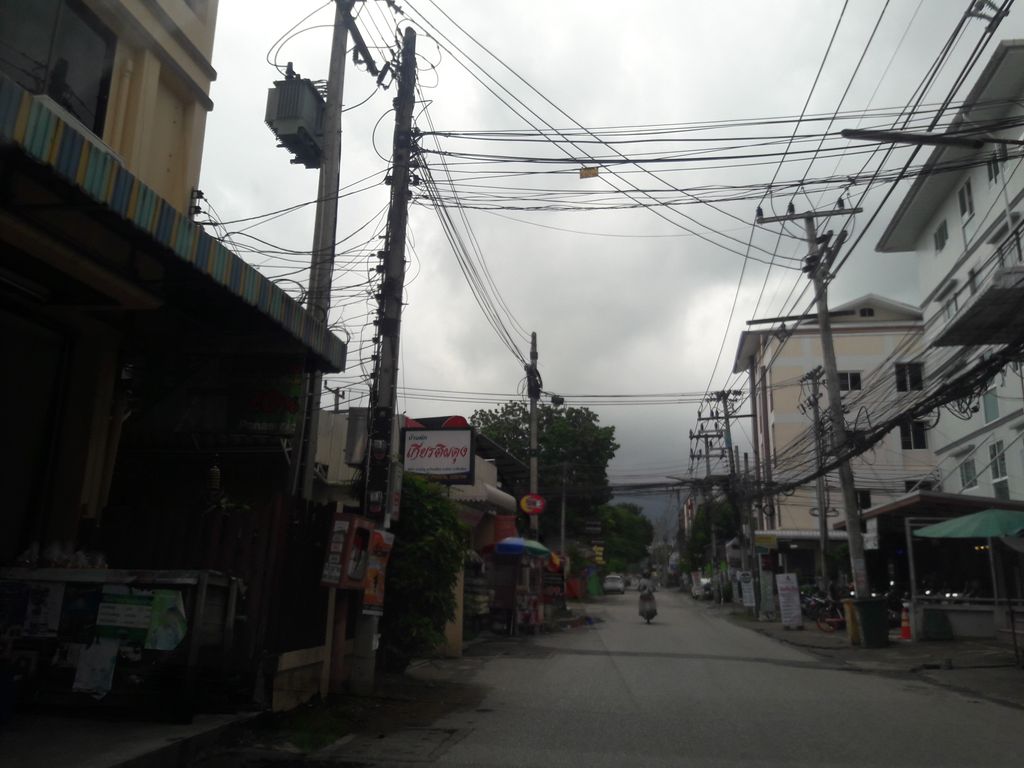 ภาพถนนตรงที่ ส้มบิ้วตี้ ตั้งอยู่ ถ่ายโดย superbate พ.ศ. 2561 (2018) · A street-level view of where ส้มบิ้วตี้ · Sombioti stands, by superbate in 2561 (2018)