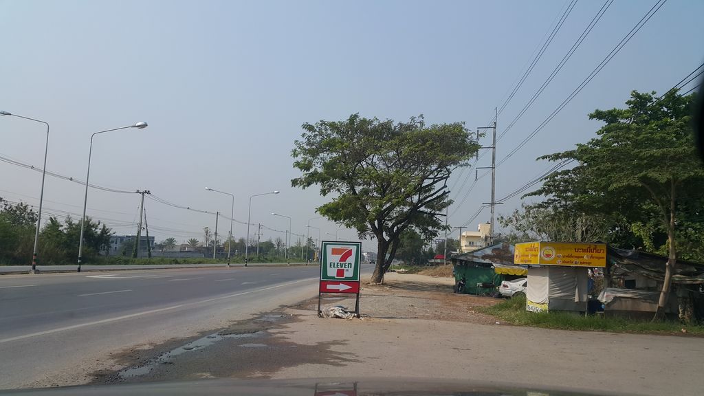 ภาพถนนตรงที่ เซเว่นไชยสถาน ตั้งอยู่ ถ่ายโดย jrcarlsen พ.ศ. 2561 (2018) · A street-level view of where เซเว่นไชยสถาน · Seven Chaisathan stands, by jrcarlsen in 2561 (2018)