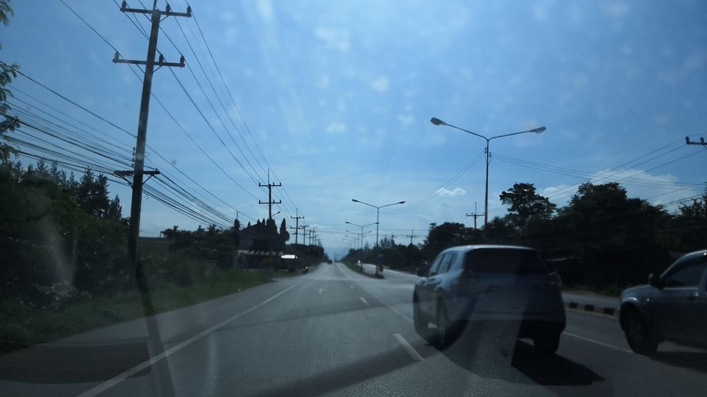 ภาพถนนตรงที่ กรีนคาเฟ่ ดอยหล่อ ตั้งอยู่ ถ่ายโดย charlesano พ.ศ. 2561 (2018) · A street-level view of where กรีนคาเฟ่ ดอยหล่อ · Green Café Doi Lo stands, by charlesano in 2561 (2018)