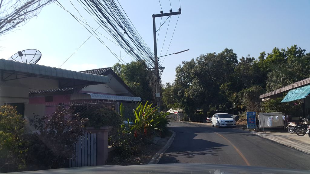 ภาพถนนตรงที่ ข้าวมันไก่ชายเอื้อbyนายไอซ์ ตั้งอยู่ ถ่ายโดย jrcarlsen พ.ศ. 2560 (2017) · A street-level view of where ข้าวมันไก่ชายเอื้อbyนายไอซ์ · Khao Man Kai Chai Ueabynaiai stands, by jrcarlsen in 2560 (2017)
