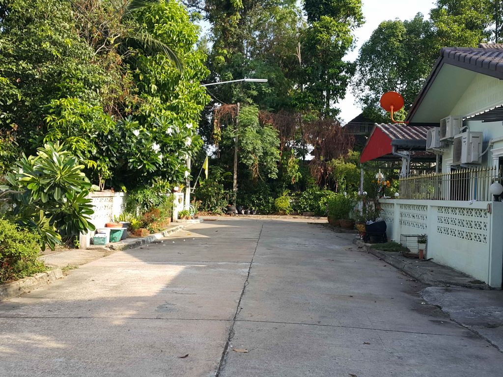 ภาพถนนตรงที่ Serafim Specialty Coffee ตั้งอยู่ ถ่ายโดย jrcarlsen พ.ศ. 2558 (2015) · A street-level view of where Serafim Specialty Coffee stands, by jrcarlsen in 2558 (2015)