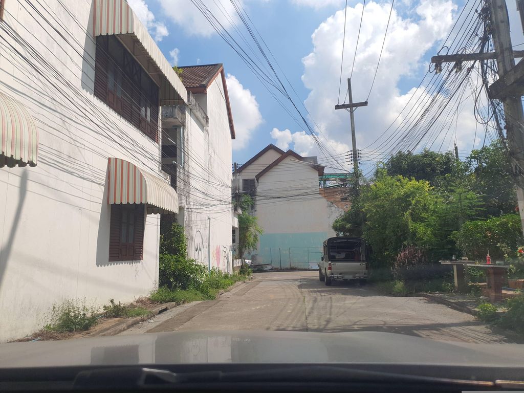 ภาพถนนตรงที่ คลินิกโรคแพ้ ตั้งอยู่ ถ่ายโดย jrcarlsen พ.ศ. 2566 (2023) · A street-level view of where คลินิกโรคแพ้ · Rok Phae Clinic stands, by jrcarlsen in 2566 (2023)