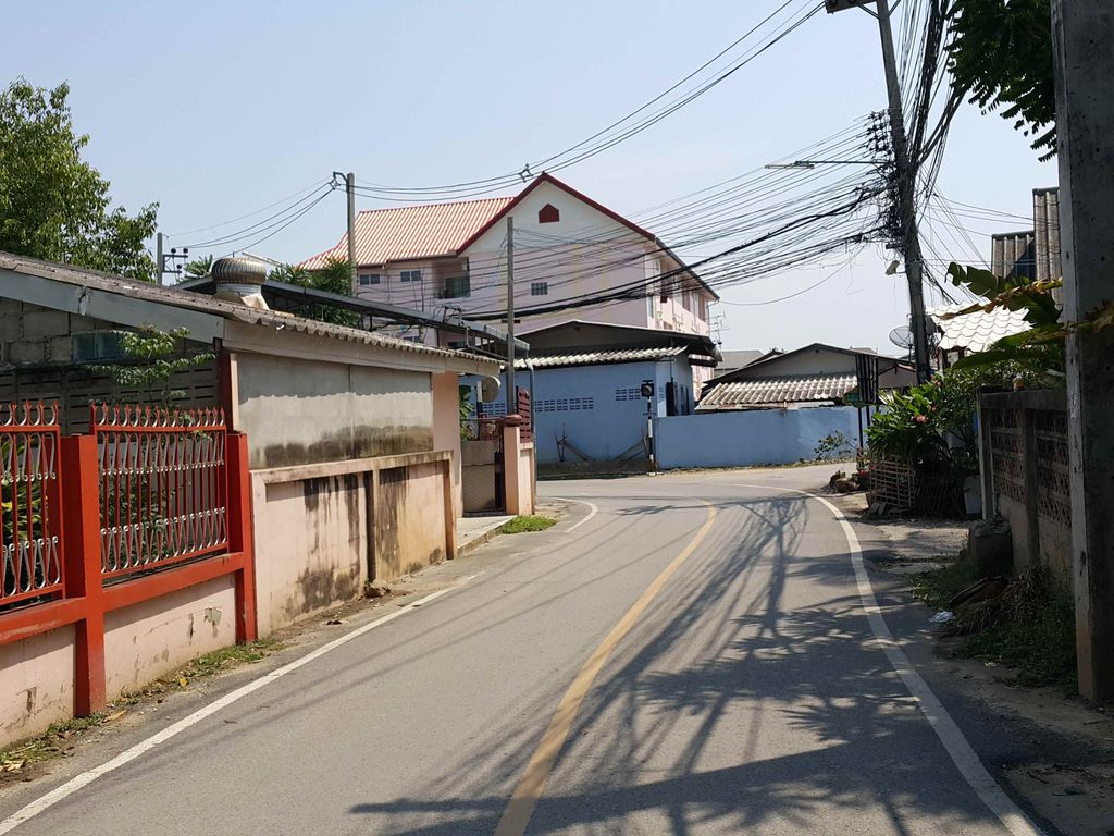 ภาพถนนตรงที่ SP Car Rent ตั้งอยู่ ถ่ายโดย jrcarlsen พ.ศ. 2558 (2015) · A street-level view of where SP Car Rent stands, by jrcarlsen in 2558 (2015)