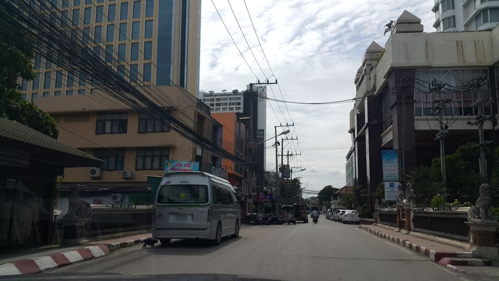 ภาพถนนตรงที่ Toy Roszab ตั้งอยู่ ถ่ายโดย jrcarlsen พ.ศ. 2559 (2016) · A street-level view of where Toy Roszab stands, by jrcarlsen in 2559 (2016)