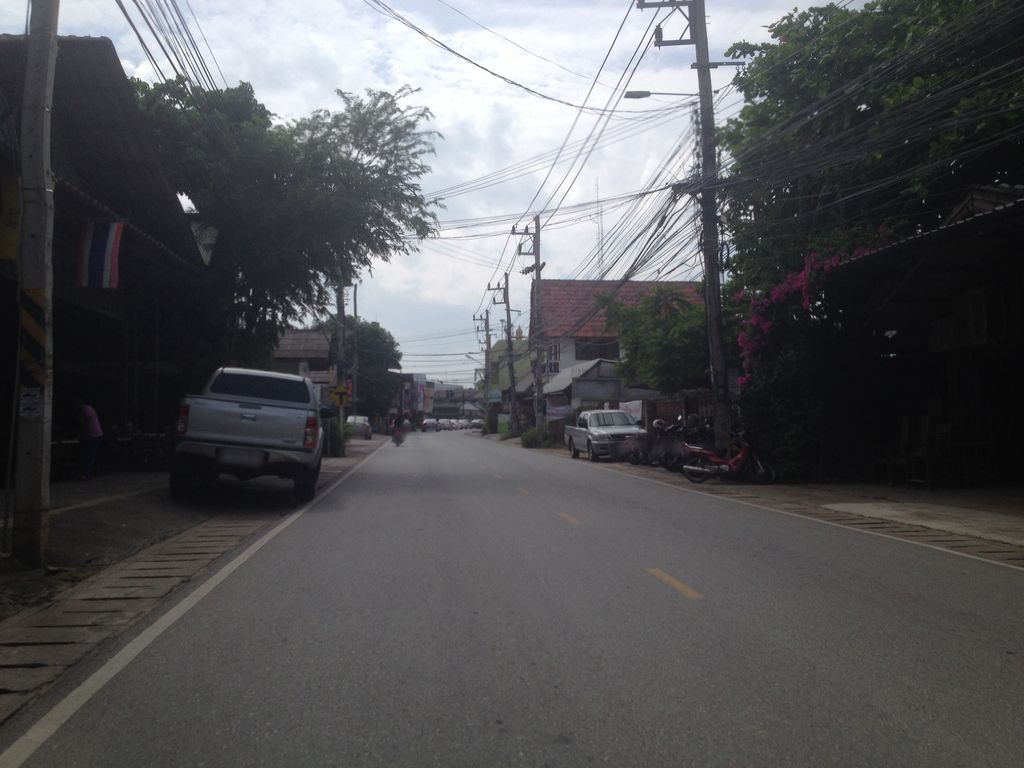 ภาพถนนตรงที่ Thin Thin Pizza Hangdong Plaza ตั้งอยู่ ถ่ายโดย jimwatana พ.ศ. 2558 (2015) · A street-level view of where Thin Thin Pizza Hangdong Plaza stands, by jimwatana in 2558 (2015)