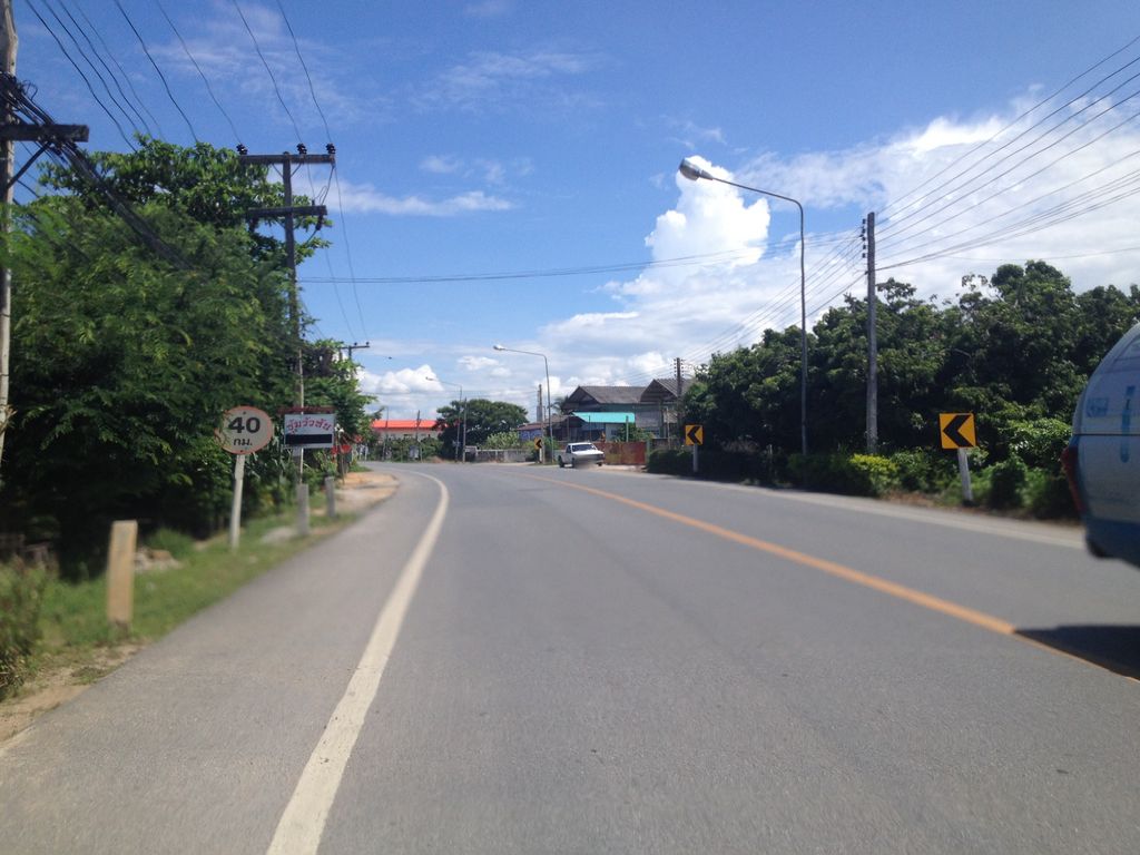 ภาพถนนตรงที่ Tidklin Cafe ตั้งอยู่ ถ่ายโดย jimwatana พ.ศ. 2558 (2015) · A street-level view of where Tidklin Cafe stands, by jimwatana in 2558 (2015)