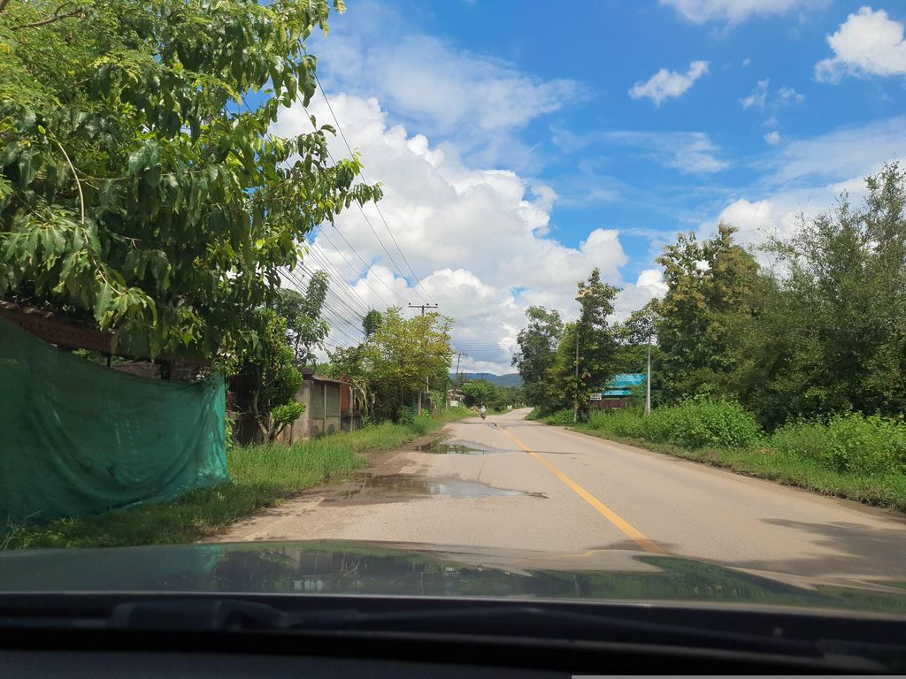 ภาพถนนตรงที่ ร้านหัวนม ตั้งอยู่ ถ่ายโดย jrcarlsen พ.ศ. 2566 (2023) · A street-level view of where ร้านหัวนม · Ran Huanma stands, by jrcarlsen in 2566 (2023)
