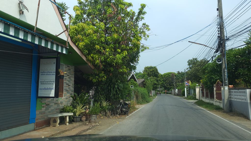 ภาพถนนตรงที่ ไออุ่นคาเฟ่ ตั้งอยู่ ถ่ายโดย jrcarlsen พ.ศ. 2563 (2020) · A street-level view of where ไออุ่นคาเฟ่ · Ai Uoon Café stands, by jrcarlsen in 2563 (2020)