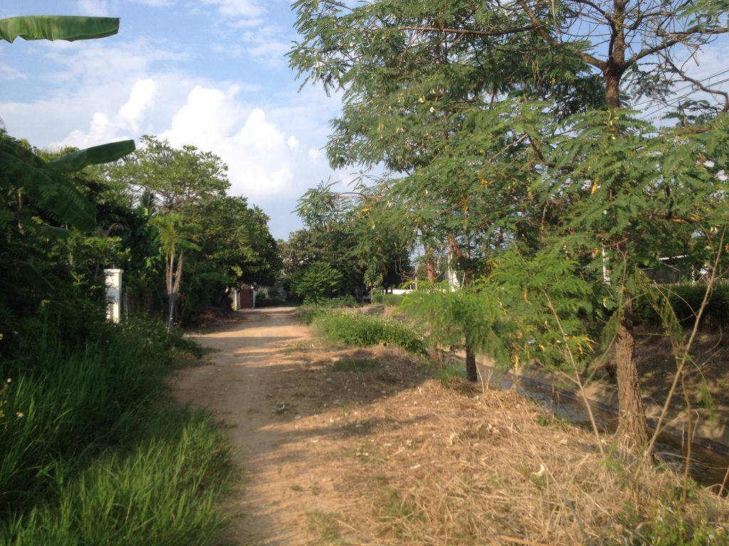 ภาพถนนตรงที่ Expat Homes ตั้งอยู่ ถ่ายโดย jimwatana พ.ศ. 2558 (2015) · A street-level view of where Expat Homes stands, by jimwatana in 2558 (2015)