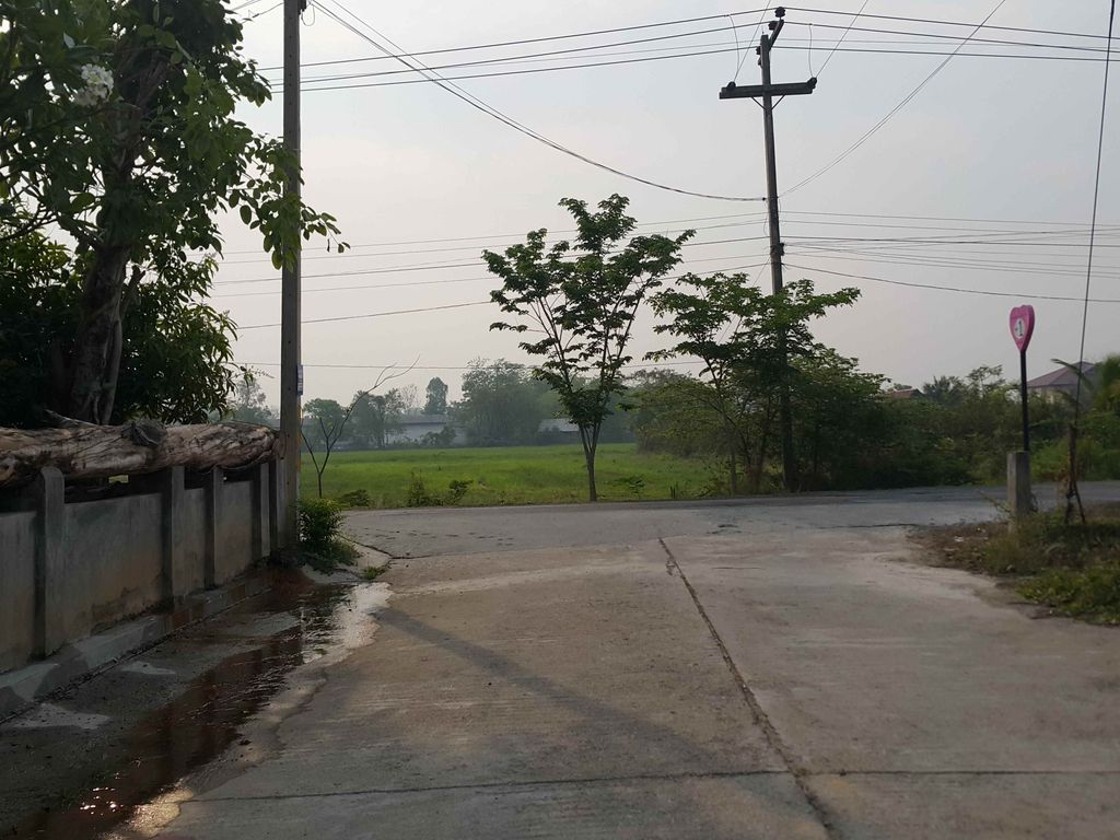 ภาพถนนตรงที่ Ts-Ranch Chiang Mai ตั้งอยู่ ถ่ายโดย jrcarlsen พ.ศ. 2558 (2015) · A street-level view of where Ts-Ranch Chiang Mai stands, by jrcarlsen in 2558 (2015)