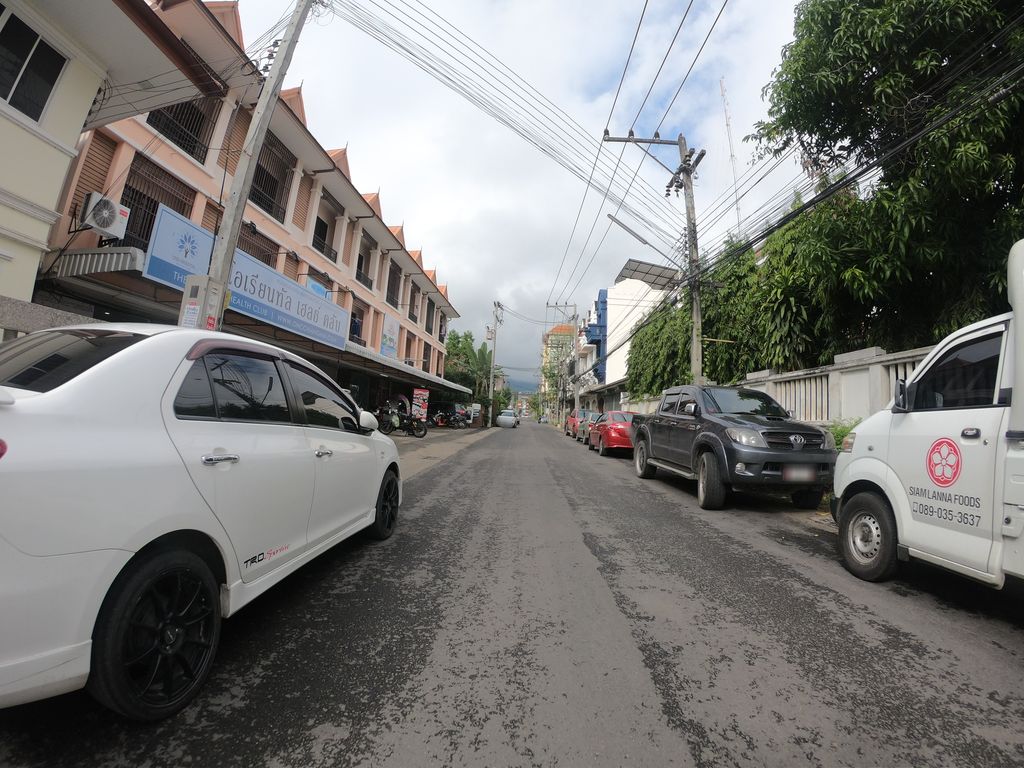 ภาพถนนตรงที่ The Oriental Health Club ตั้งอยู่ ถ่ายโดย chanuwath_grab พ.ศ. 2562 (2019) · A street-level view of where The Oriental Health Club stands, by chanuwath_grab in 2562 (2019)