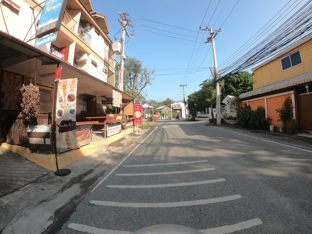 ภาพถนนตรงที่ ข้าวหน้าหมี ตั้งอยู่ ถ่ายโดย chanuwath_grab พ.ศ. 2562 (2019) · A street-level view of where ข้าวหน้าหมี · Khaonami stands, by chanuwath_grab in 2562 (2019)