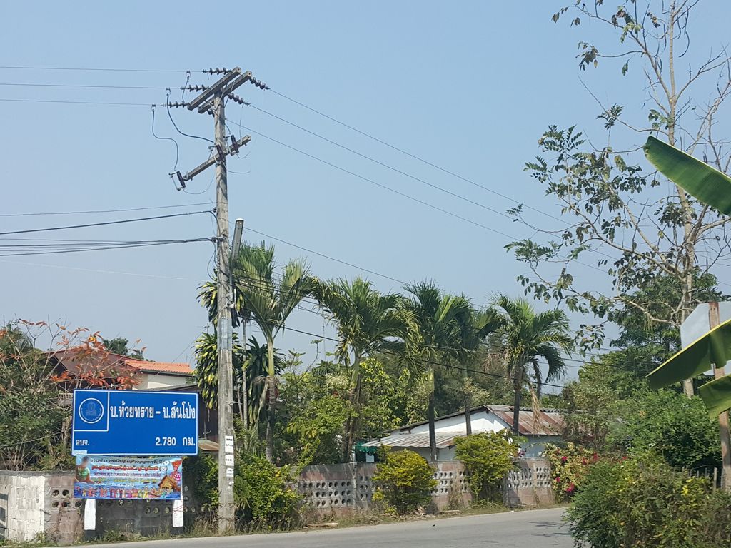 ภาพถนนตรงที่ ร้านขนมจีนดอกงิ้ว หนองปลามัน ตั้งอยู่ ถ่ายโดย jrcarlsen พ.ศ. 2559 (2016) · A street-level view of where ร้านขนมจีนดอกงิ้ว หนองปลามัน · Ran Khanomchin Dok Ngio Nong Plaman stands, by jrcarlsen in 2559 (2016)