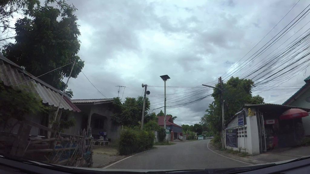 ภาพถนนตรงที่ ร้านก๋วยเตี๋ยวลองจิม ตั้งอยู่ ถ่ายโดย kaart_3 พ.ศ. 2562 (2019) · A street-level view of where ร้านก๋วยเตี๋ยวลองจิม · Ran Kuaitiao Long Chim stands, by kaart_3 in 2562 (2019)