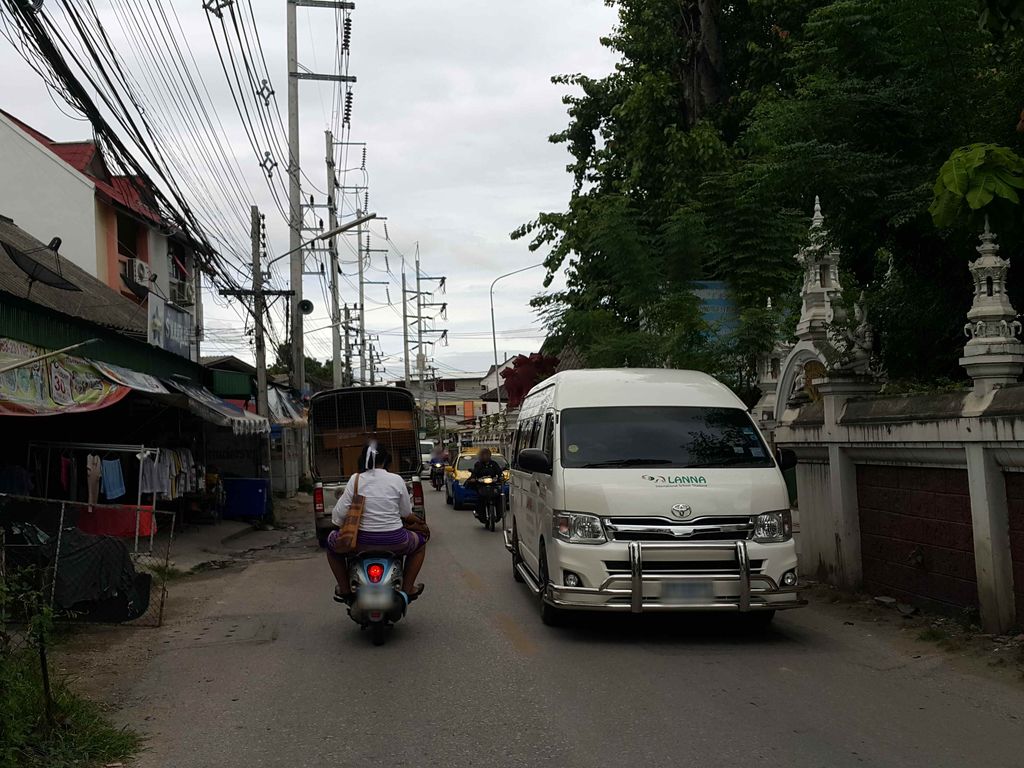 ภาพถนนตรงที่ ร้านน้ำอาหารตามสั่ง ตั้งอยู่ ถ่ายโดย jrcarlsen พ.ศ. 2558 (2015) · A street-level view of where ร้านน้ำอาหารตามสั่ง · Ran Nam Ahantamsang stands, by jrcarlsen in 2558 (2015)