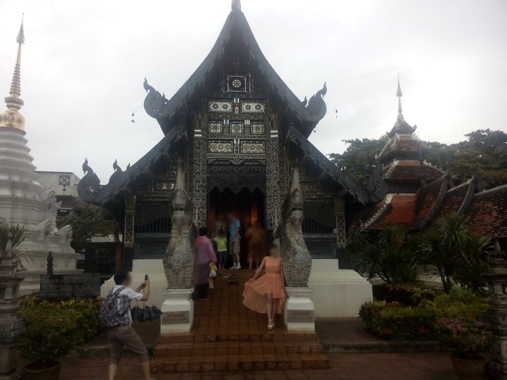ภาพถนนตรงที่ วิหารหลวงปู่มั่น ภูริทตฺโต ตั้งอยู่ ถ่ายโดย jibec พ.ศ. 2558 (2015) · A street-level view of where วิหารหลวงปู่มั่น ภูริทตฺโต · Wihan Luang Pu Man Phurittato stands, by jibec in 2558 (2015)