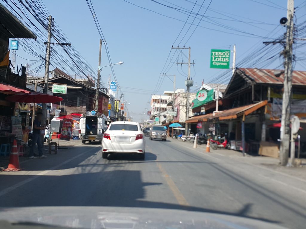 ภาพถนนตรงที่ สันกำแพงโพน ไอที ตั้งอยู่ ถ่ายโดย jrcarlsen พ.ศ. 2558 (2015) · A street-level view of where สันกำแพงโพน ไอที · San Kamphaeng Phon IT stands, by jrcarlsen in 2558 (2015)