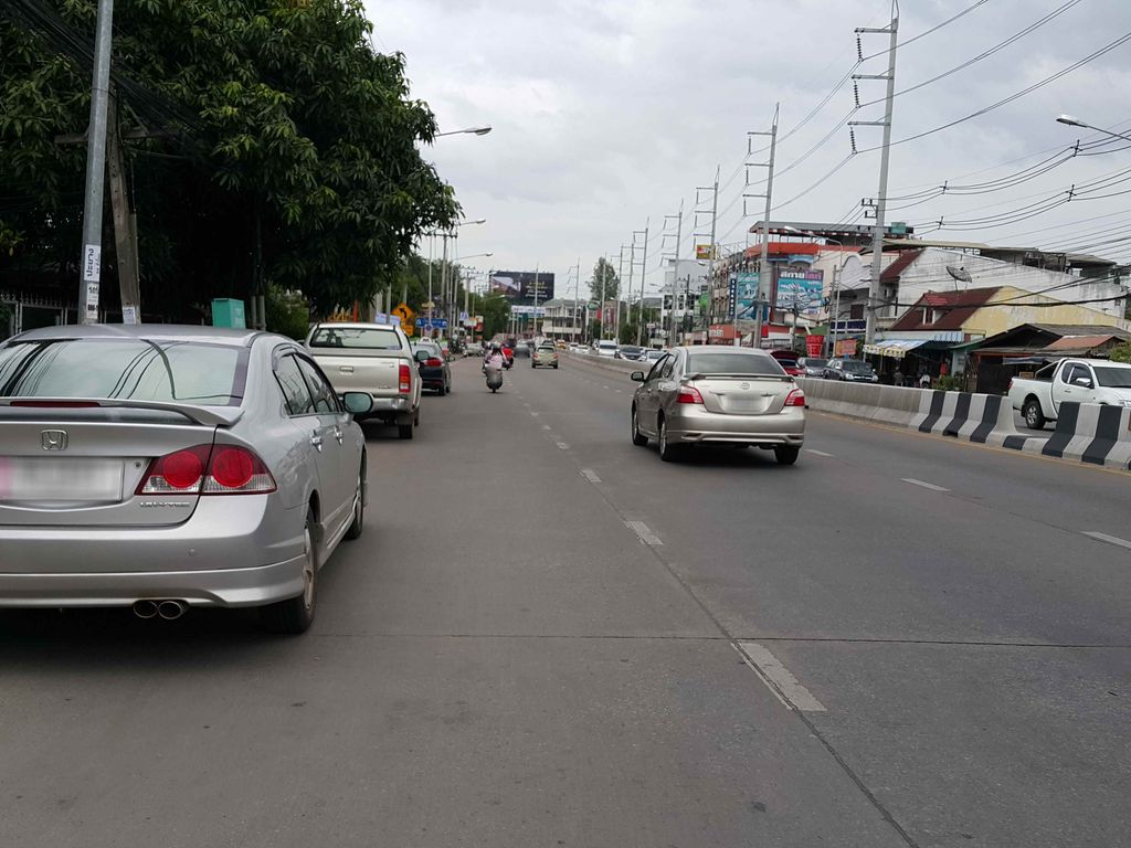 ภาพถนนตรงที่ ร้าน 168 ราชาน๊อต ตั้งอยู่ ถ่ายโดย jrcarlsen พ.ศ. 2558 (2015) · A street-level view of where ร้าน 168 ราชาน๊อต · Ran 168 Rachanot stands, by jrcarlsen in 2558 (2015)