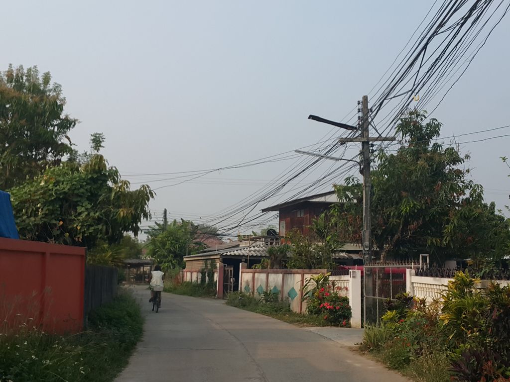 ภาพถนนตรงที่ บ้านนัดดาว Baannutdaw ตั้งอยู่ ถ่ายโดย jrcarlsen พ.ศ. 2559 (2016) · A street-level view of where บ้านนัดดาว Baannutdaw stands, by jrcarlsen in 2559 (2016)