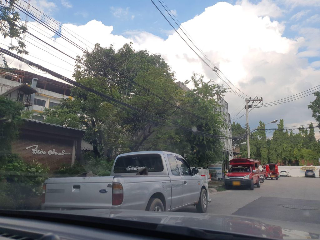 ภาพถนนตรงที่ Sister Zee ตั้งอยู่ ถ่ายโดย jrcarlsen พ.ศ. 2566 (2023) · A street-level view of where Sister Zee stands, by jrcarlsen in 2566 (2023)