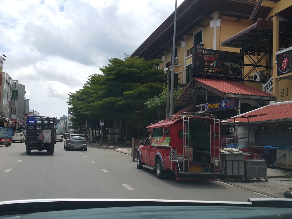 ภาพถนนตรงที่ ร้านหยกมั่งมีศรีสุขเชียงใหม่ ตั้งอยู่ ถ่ายโดย jrcarlsen พ.ศ. 2558 (2015) · A street-level view of where ร้านหยกมั่งมีศรีสุขเชียงใหม่ · Ran Yok Mangmi Sisuk Chiang Mai stands, by jrcarlsen in 2558 (2015)