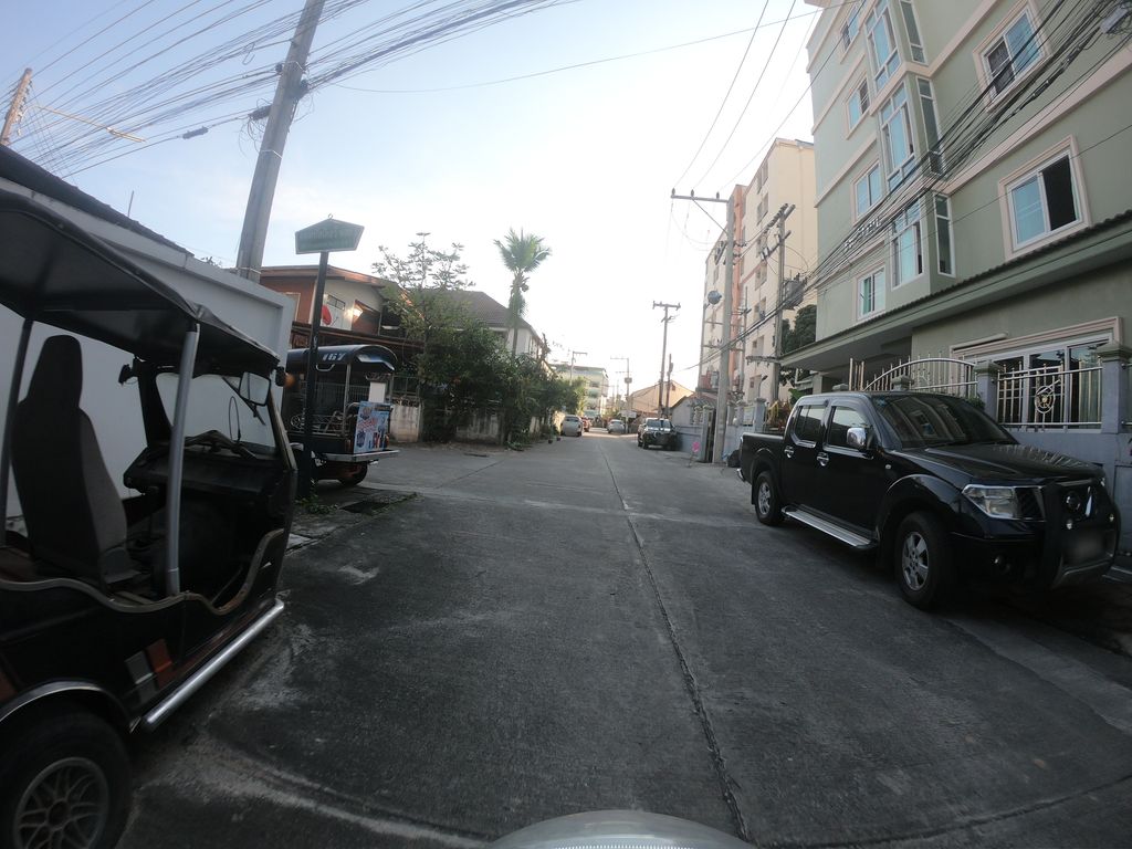 ภาพถนนตรงที่ หอพักเทพวงค์ ตั้งอยู่ ถ่ายโดย chanuwath_grab พ.ศ. 2562 (2019) · A street-level view of where หอพักเทพวงค์ · Thep Wong Dormitory stands, by chanuwath_grab in 2562 (2019)