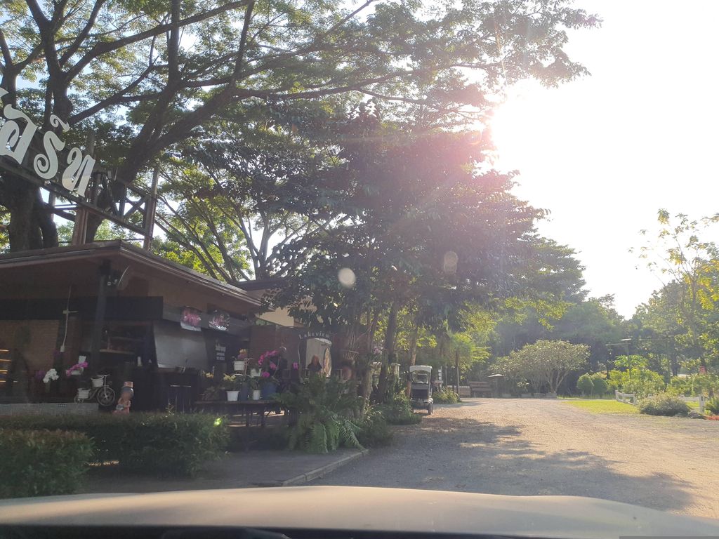 ภาพถนนตรงที่ Lakeview Resort ตั้งอยู่ ถ่ายโดย jrcarlsen พ.ศ. 2566 (2023) · A street-level view of where Lakeview Resort stands, by jrcarlsen in 2566 (2023)