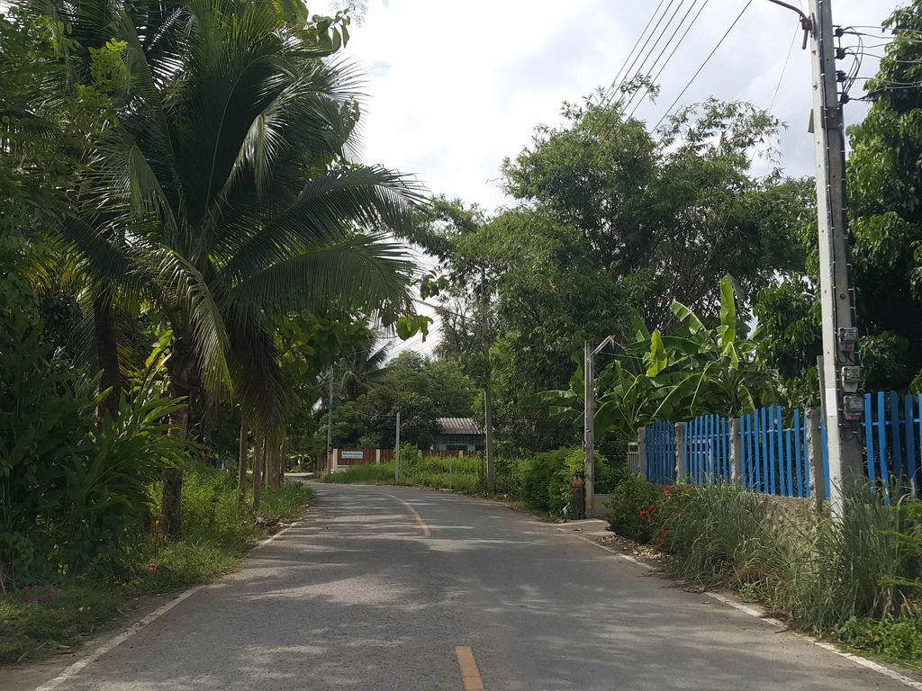 ภาพถนนตรงที่ กาแฟวิเศษ ตั้งอยู่ ถ่ายโดย jrcarlsen พ.ศ. 2558 (2015) · A street-level view of where กาแฟวิเศษ · Kafaeoset stands, by jrcarlsen in 2558 (2015)