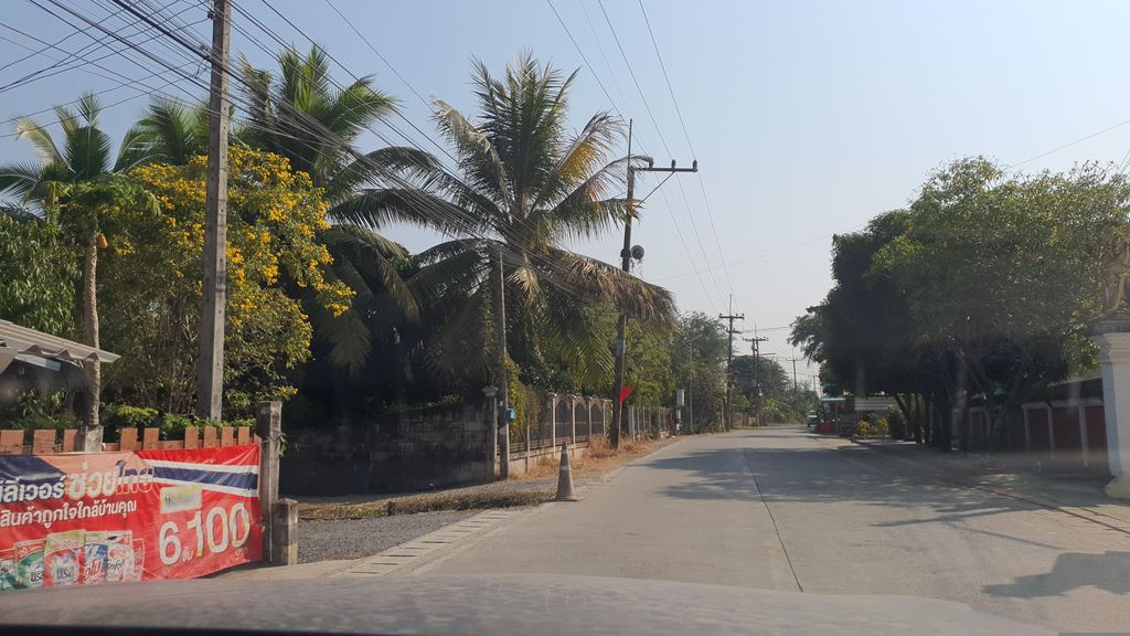 ภาพถนนตรงที่ Chai Chi Cha ตั้งอยู่ ถ่ายโดย jrcarlsen พ.ศ. 2566 (2023) · A street-level view of where Chai Chi Cha stands, by jrcarlsen in 2566 (2023)