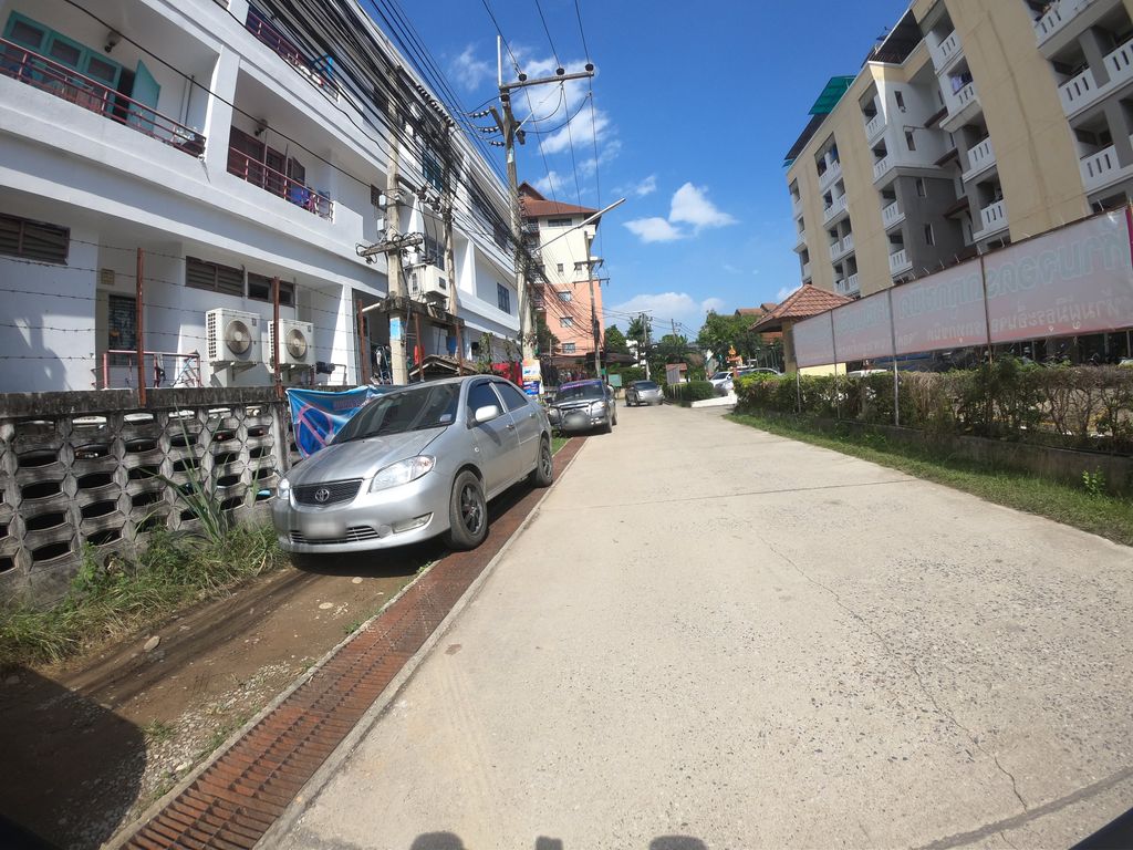 ภาพถนนตรงที่ Anek Tattoo and Barber Shop ตั้งอยู่ ถ่ายโดย chanuwath_grab พ.ศ. 2562 (2019) · A street-level view of where Anek Tattoo and Barber Shop stands, by chanuwath_grab in 2562 (2019)