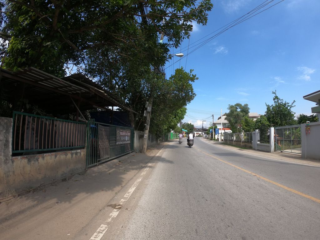 ภาพถนนตรงที่ ร้านเย็นใจ ขนมหวาน รวมมิตร ไอศกรีมโฮมเมดแม่โจ้ ตั้งอยู่ ถ่ายโดย chanuwath_grab พ.ศ. 2562 (2019) · A street-level view of where ร้านเย็นใจ ขนมหวาน รวมมิตร ไอศกรีมโฮมเมดแม่โจ้ · Ran Yen Chai Khanomwan Ruammit Aisakrim Homemade Mae Jo stands, by chanuwath_grab in 2562 (2019)