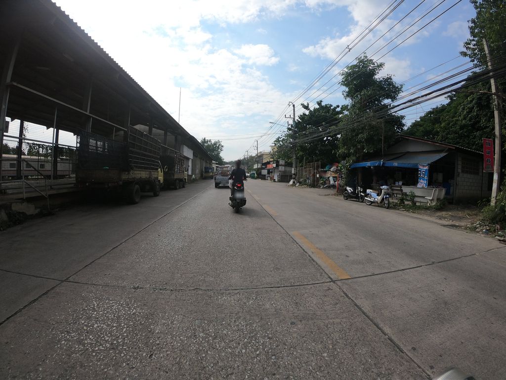 ภาพถนนตรงที่ Jiggow Coffee Slow Bar ตั้งอยู่ ถ่ายโดย chanuwath_grab พ.ศ. 2562 (2019) · A street-level view of where Jiggow Coffee Slow Bar stands, by chanuwath_grab in 2562 (2019)