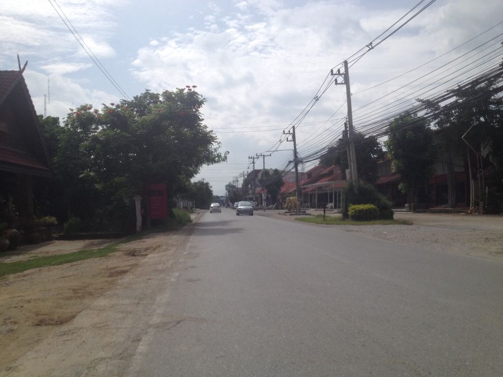 ภาพถนนตรงที่ ข้าวซอยแม่อุ๊ยหนู-หางดง เชียงใหม่ ตั้งอยู่ ถ่ายโดย jimwatana พ.ศ. 2558 (2015) · A street-level view of where ข้าวซอยแม่อุ๊ยหนู-หางดง เชียงใหม่ · Khao Soi Mae Ui Nu-Hang Dong Chiang Mai stands, by jimwatana in 2558 (2015)