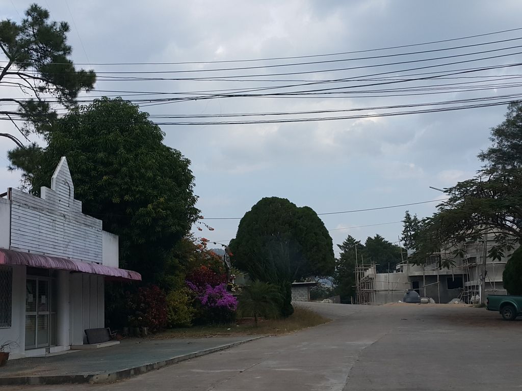 ภาพถนนตรงที่ ที่ว่าการอำเภออมก๋อย ตั้งอยู่ ถ่ายโดย jrcarlsen พ.ศ. 2558 (2015) · A street-level view of where ที่ว่าการอำเภออมก๋อย · Omkoi District office stands, by jrcarlsen in 2558 (2015)